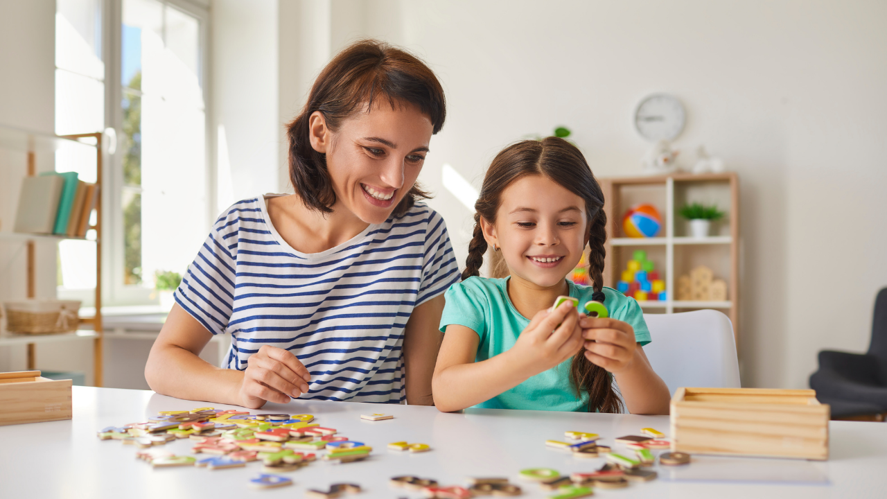 mama układa puzzle z córką